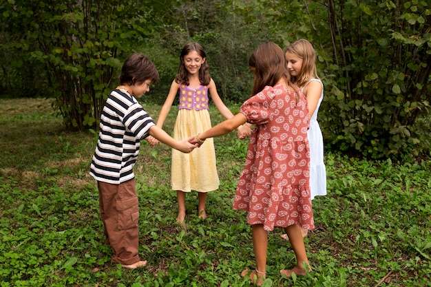 Kinderen in landelijke retraites die plezier hebben