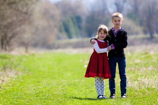 kinderen in nieuwe kleren staan samen buitenshuis