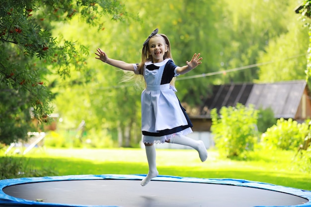 Kinderen in schooluniform lopen op straat Kinderen verheugen zich en hebben plezier aan het einde van het schooljaar Vakantie