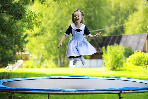 Kinderen in schooluniform lopen op straat Kinderen verheugen zich en hebben plezier aan het einde van het schooljaar Vakantie