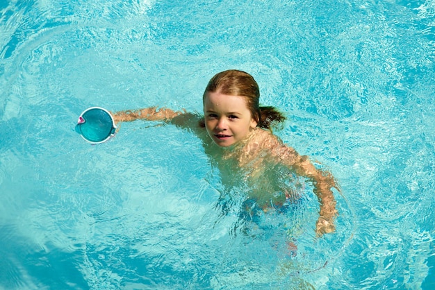 Kinderen in zwembad. Kinderen zomervakantie. Zomer attracties concept. Zwembad.