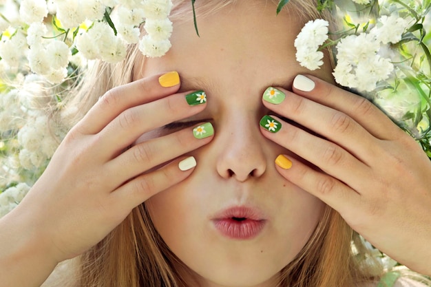 Kinderen is manicure met bloemen