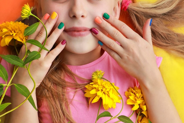 Kinderen is veelkleurige manicure op een kind met bloemen