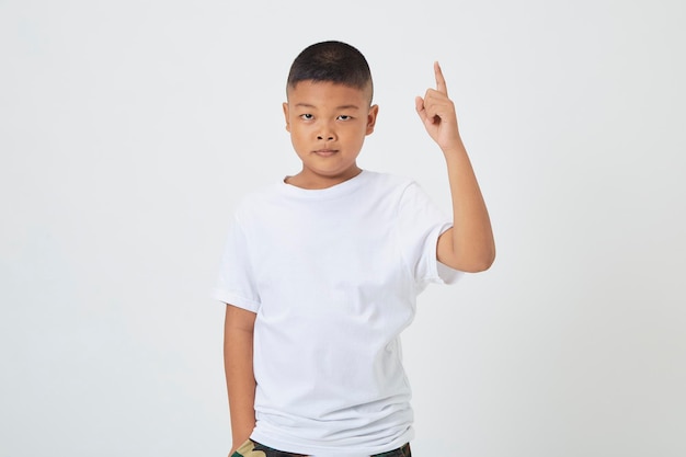 Foto kinderen jongen draagt een casual t-shirt staan geïsoleerd witte achtergrond