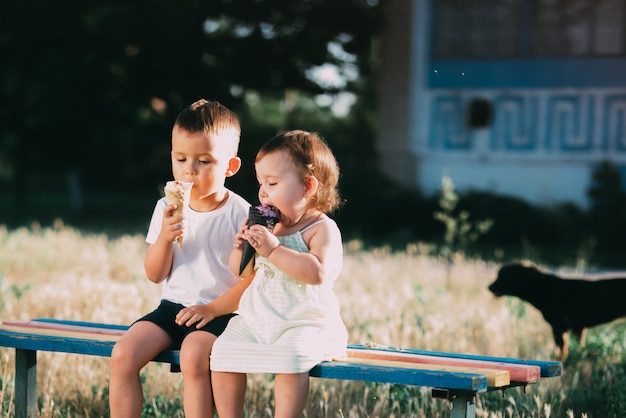 kinderen jongen en meisje die 's avonds ijs eten op de bank is heel schattig