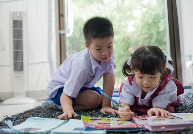 Kinderen jongen en meisje huiswerk samen kind schrijven papier leertijd student