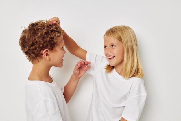 Kinderen jongen en meisje poseren op een witte achtergrond Echte emoties