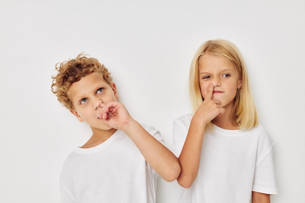 Kinderen jongen en meisje poseren op witte achtergrond