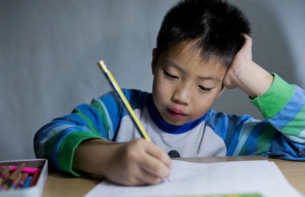 kinderen jongen huiswerk