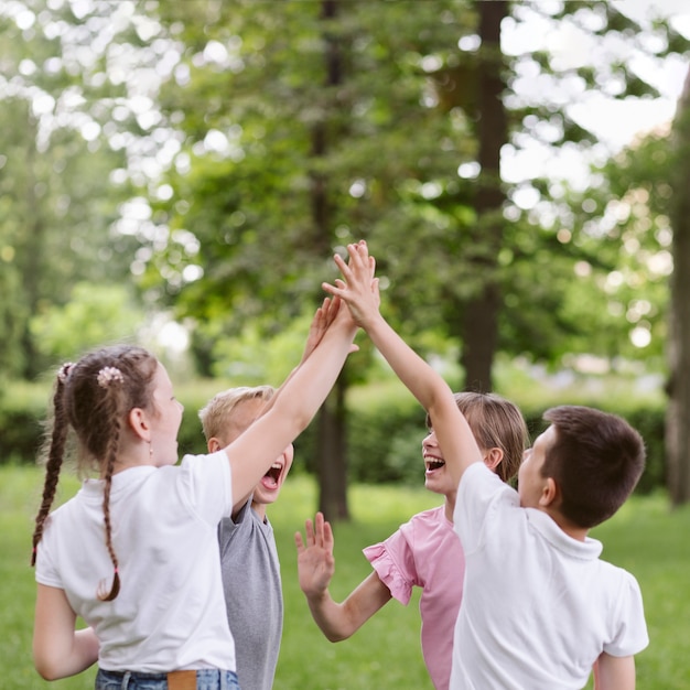 Foto kinderen juichen voor een wedstrijd