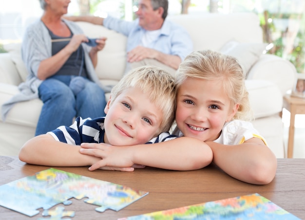 Kinderen kijken naar de camera in de woonkamer