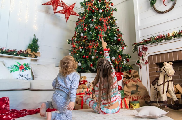 Kinderen kijken naar de kerstboom Selectieve focus