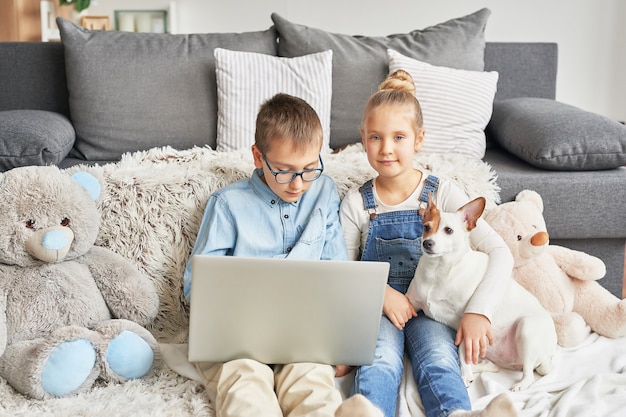 Kinderen kijken naar video's op laptop