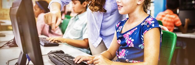 Kinderen kijken op hun computer