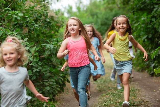 Kinderen, kinderen rennen op groene weide