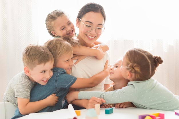 Kinderen knuffelen hun leraar