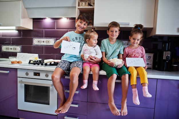 Kinderen koken in de keuken, gelukkige kindermomenten. Vier kinderen, groot gezin.