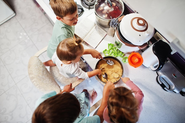 Kinderen koken in de keuken gelukkige kindermomenten Ze bereiden cheesecake