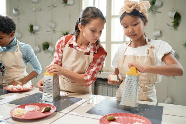 Kinderen koken in de keuken