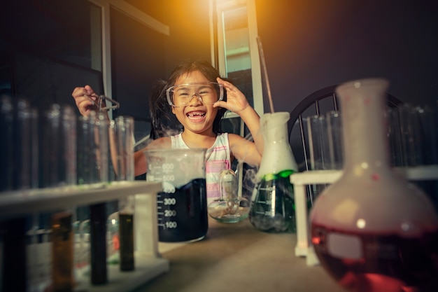 kinderen lachen met geluk in wetenschappelijk laboratoriumonderzoek