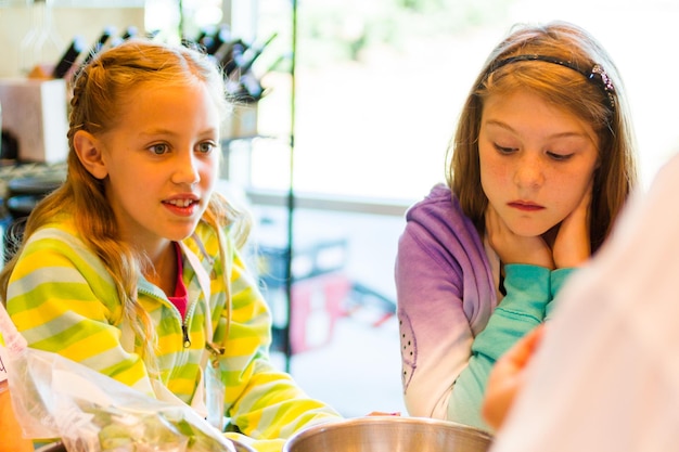 Kinderen leren koken in een kookles.