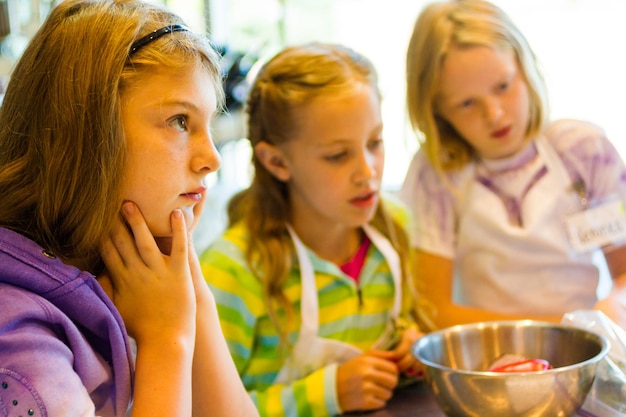 Foto kinderen leren koken in een kookles.