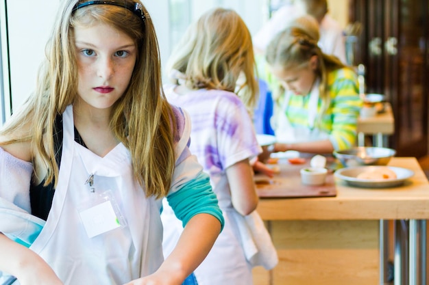 Kinderen leren koken in een kookles.