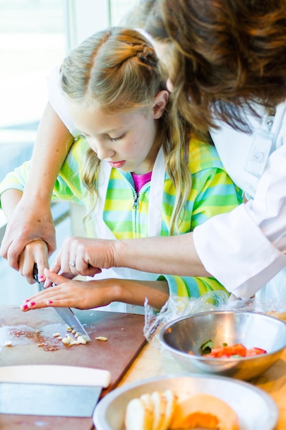 Kinderen leren koken in een kookles.