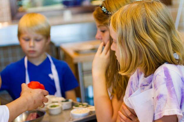 Foto kinderen leren koken in een kookles.