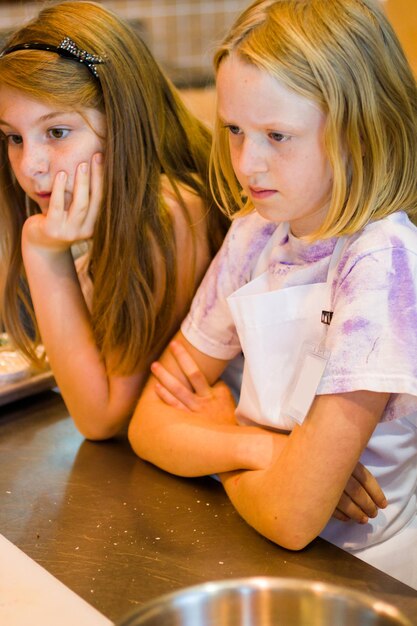 Kinderen leren koken in een kookles.