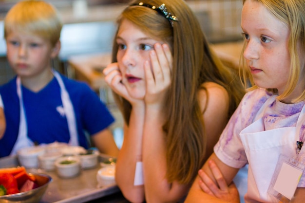 Foto kinderen leren koken in een kookles.