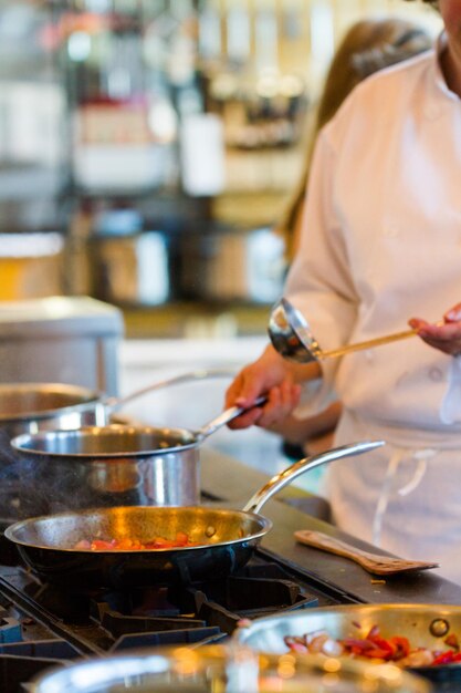 Kinderen leren koken in een kookles.