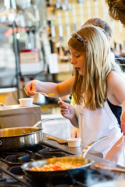 Kinderen leren koken in een kookles.