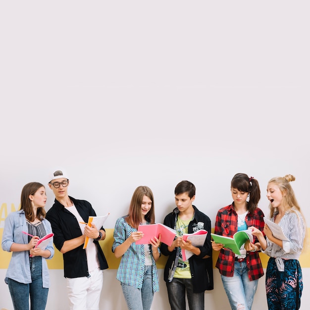 Kinderen leren met boeken aan de muur