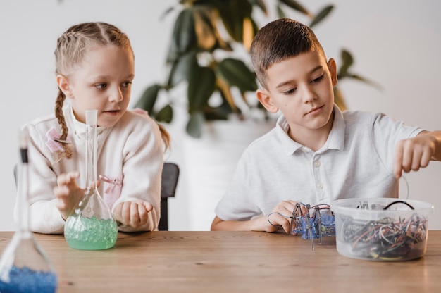 Foto kinderen leren natuurkunde en scheikunde