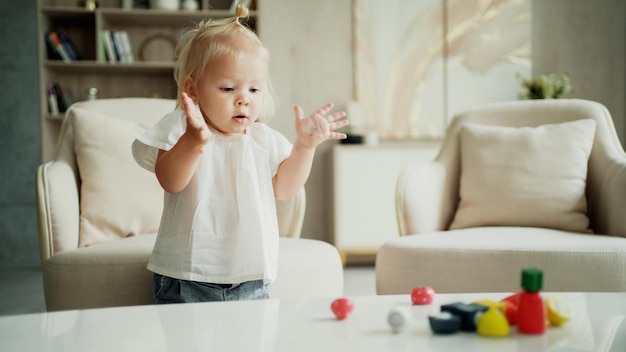 Kinderen leren thuis Het kind speelt met kinder houten gekleurde educatieve