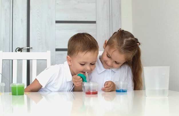 Kinderen leren verschillende kleuren te mengen met water en verf. vroege ontwikkeling. chemische en wetenschappelijke experimenten of waarnemingen. . het concept van de wetenschap van het onderwijs. selectieve aandacht.