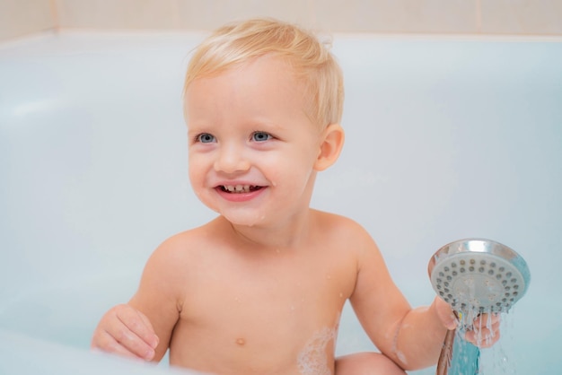 Foto kinderen leuk bad bad gelukkige kindertijd hygiëne en zorg voor jonge kinderen schattige kleine jongen glimlachend w