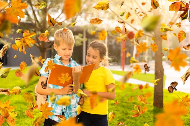 Kinderen lezen een boek in de herfst