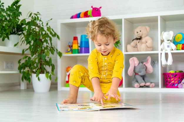 Kinderen lezen een boek in de kamer Selectieve focus