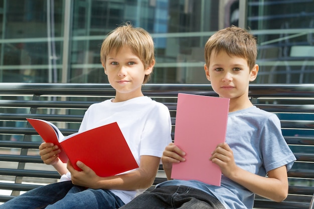 Kinderen lezen van boeken terwijl ze buiten leren