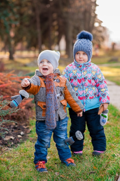 Kinderen lopen door het park