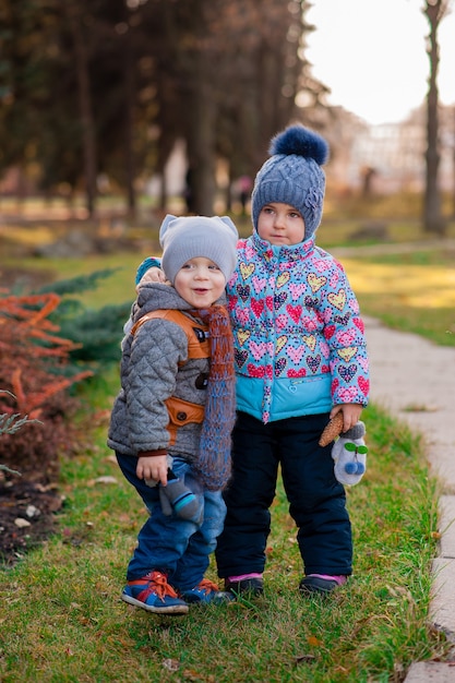 Kinderen lopen door het park