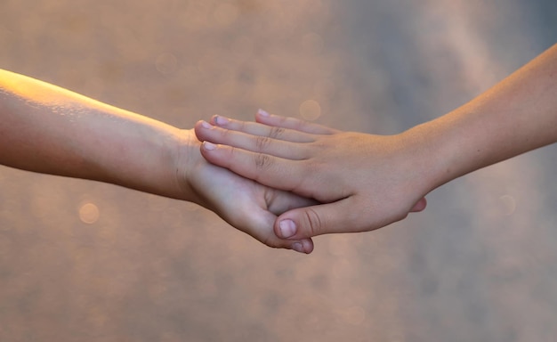 Kinderen lopen hand in hand Selectieve focus