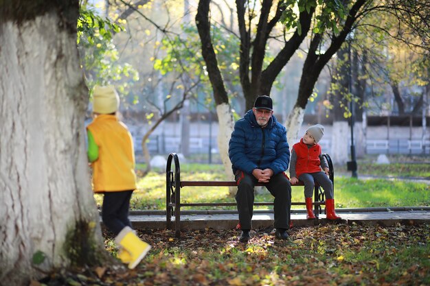 Kinderen lopen in de herfst in het herfstpark