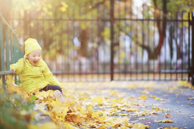 Kinderen lopen in de herfst in het herfstpark