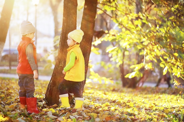 Kinderen lopen in de herfst in het herfstpark