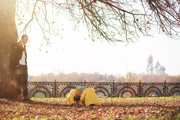 Kinderen lopen in de herfst in het herfstpark