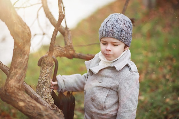 Kinderen lopen in de herfst in het herfstpark