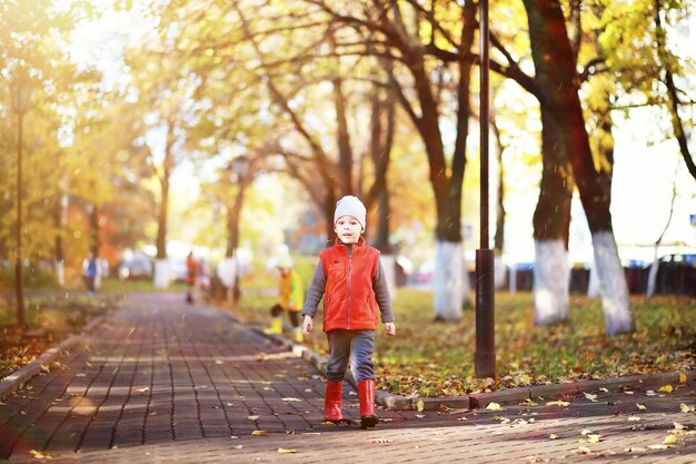 Kinderen lopen in de herfst in het herfstpark